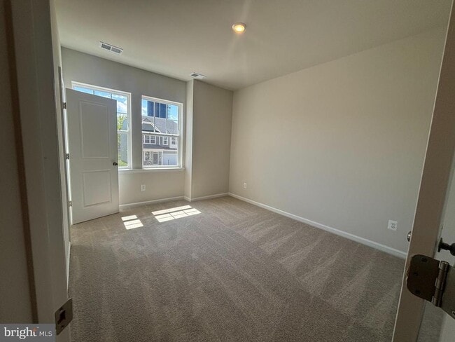 Building Photo - 28 FOREST GROVE Ave