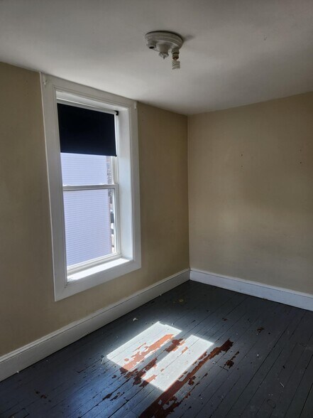 Building Photo - 535 Green Ln