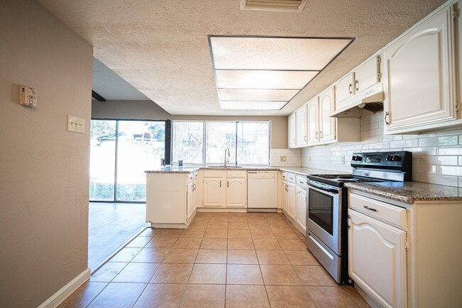 Building Photo - 2026 Quail Valley E Dr