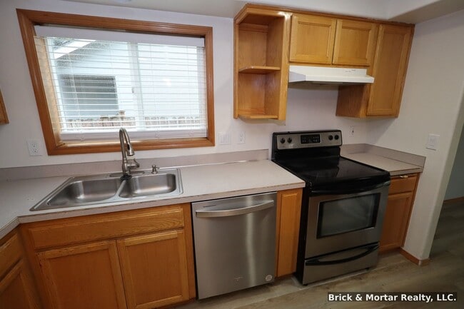 Building Photo - 3 Bedroom, 2 bath house with A/C!