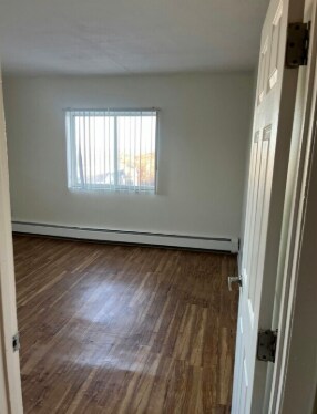 Building Photo - 31 Iroquois St