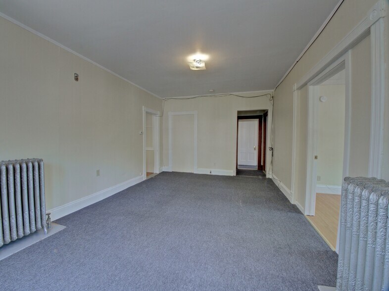 Building Photo - 324 Valley St