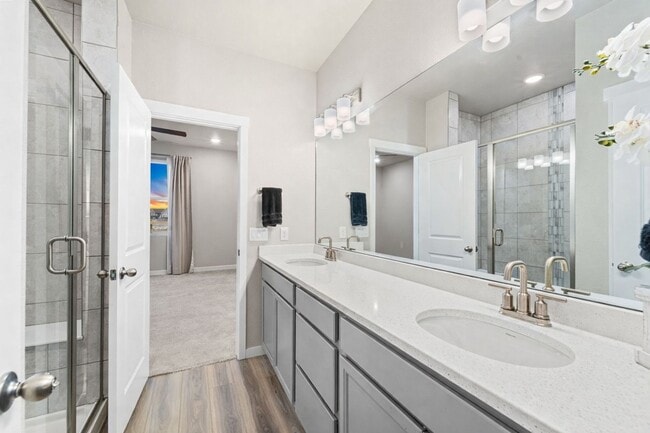 Building Photo - Gorgeous 5 Bed 3 bath Home In Aspen Meadows!!