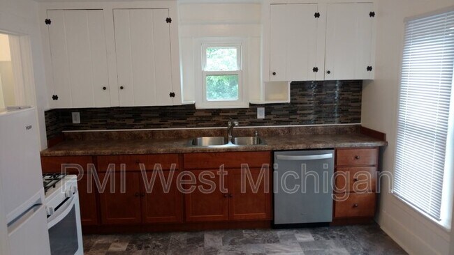 Building Photo - 921 Dayton St SW