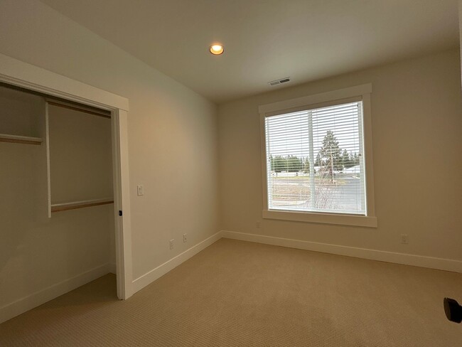 Building Photo - 3 Bedroom / 2.5 Bathroom Townhome in SE Bend