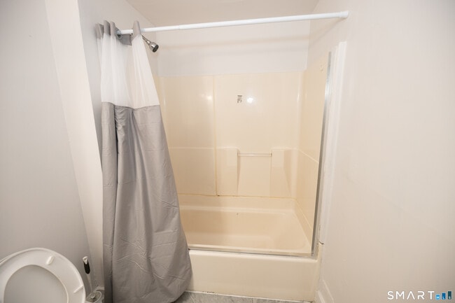 Building Photo - 473 Howard Ave