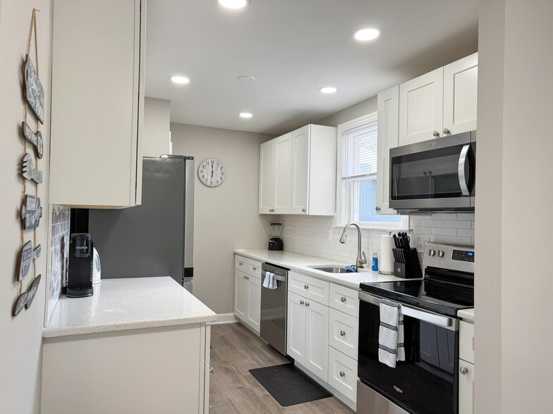 Furnished Kitchen - 309 W Holly Oak Rd
