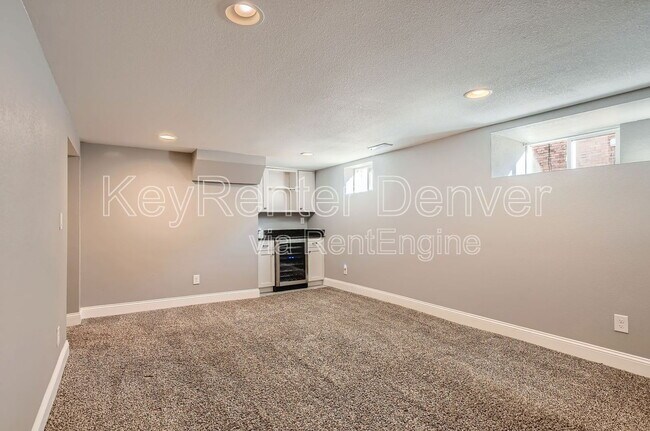 Building Photo - 1418 Roslyn St