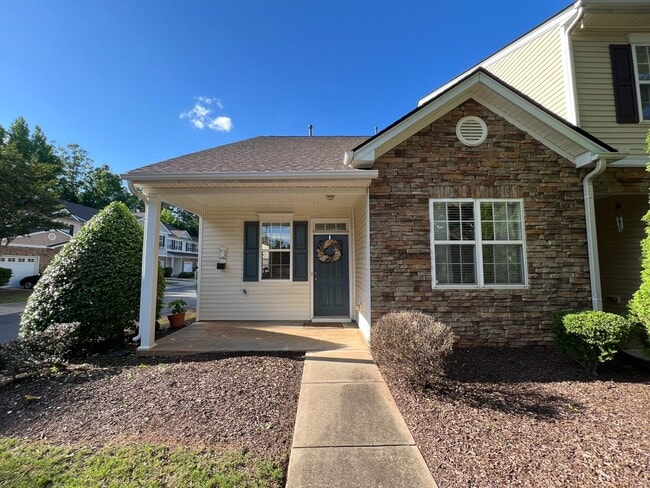 Building Photo - Beautiful 3BD, 2.5BA Raleigh Townhome in t...