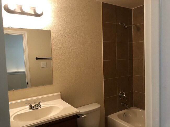 Building Photo - Town home for rent