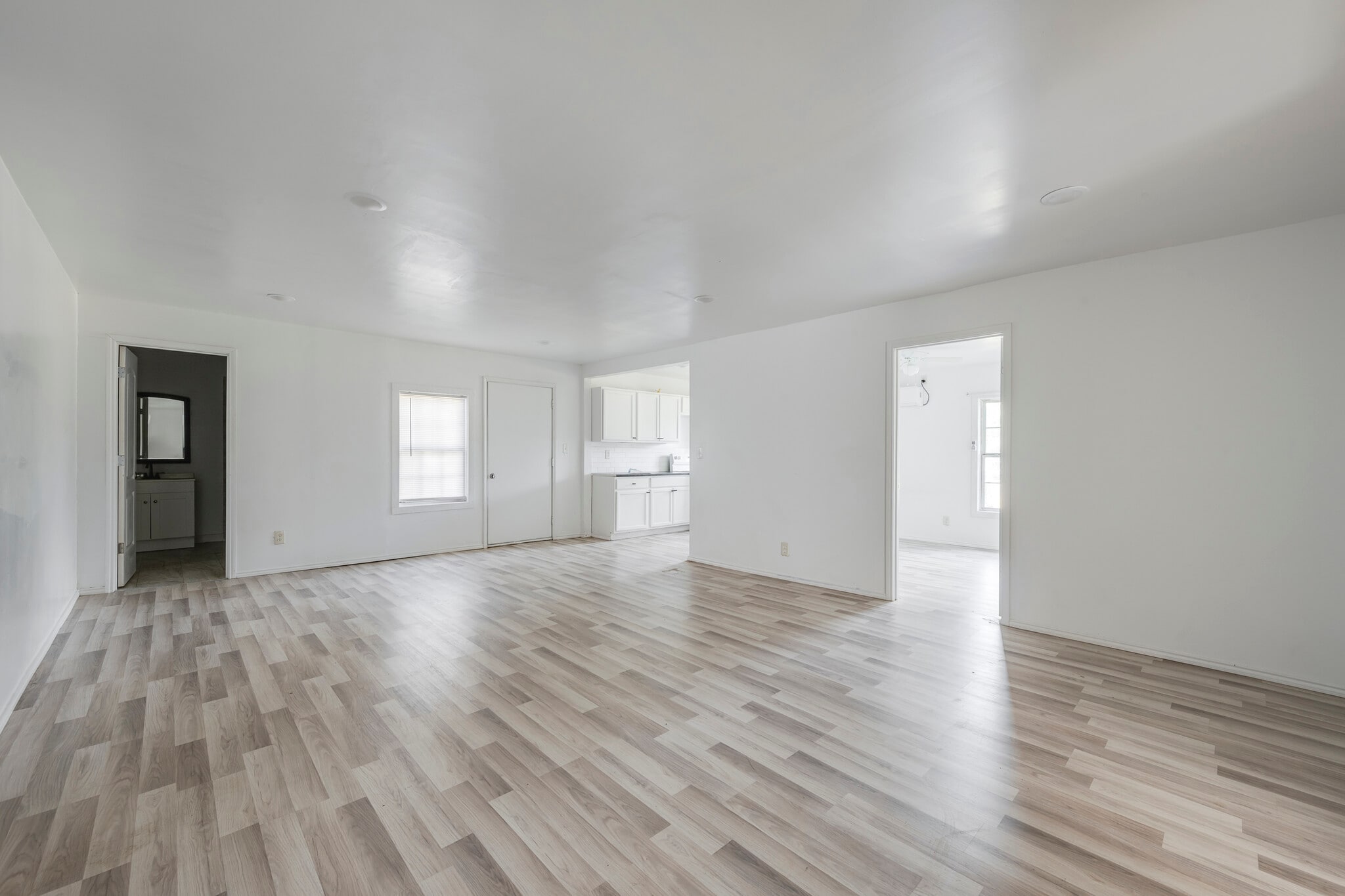 Building Photo - 725 E Morton St