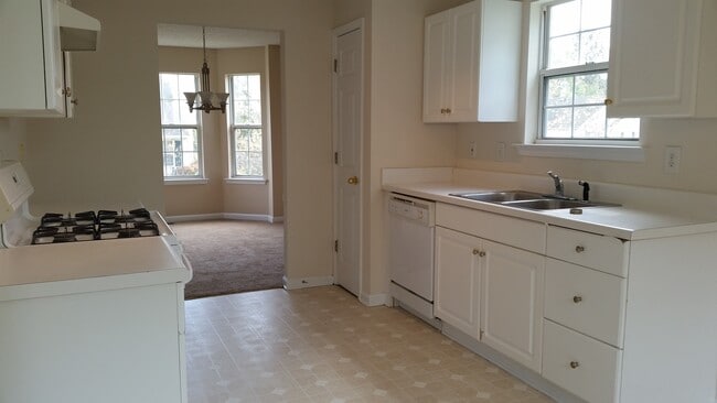 Building Photo - MOVE IN TODAY!  Large 4 bed 2 bath with bo...