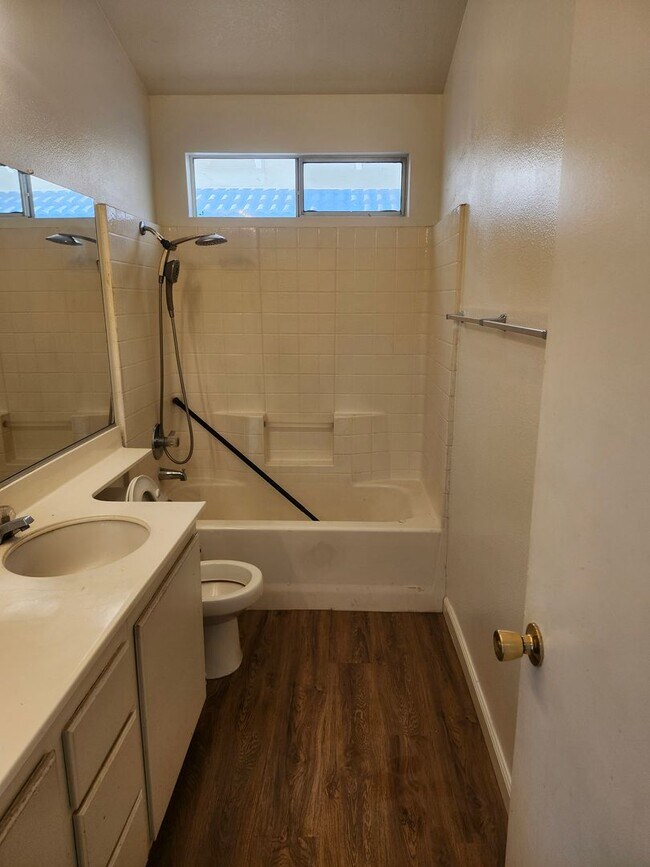 Building Photo - Spacious 4-Bedroom Home in a Prime Location