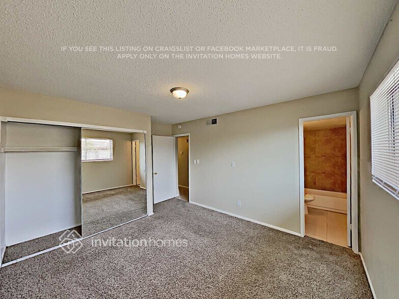 Building Photo - 7016 W Wilshire Dr
