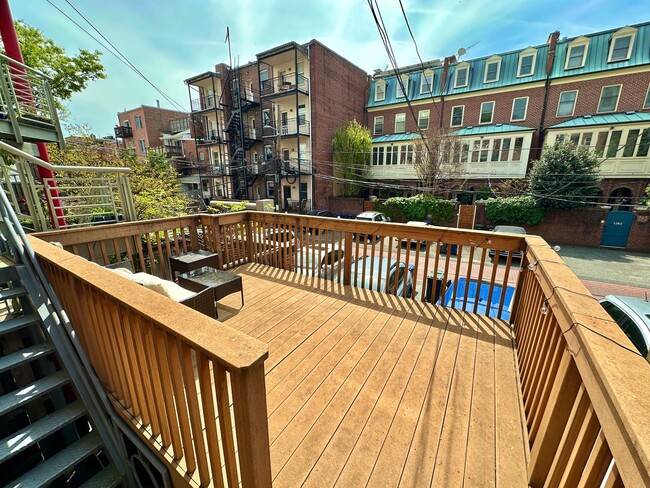 Building Photo - Dupont's Tree Lined Church Street 2 bedroom/1Bath Condo with Deck and Parking!