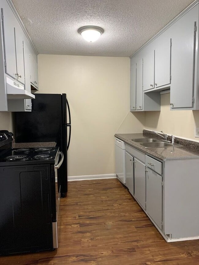 Building Photo - 1212 Chesterfield Ave