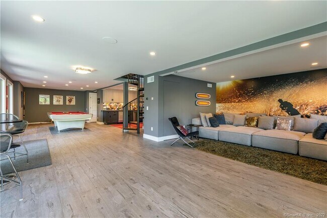 Building Photo - 8 Cedar Point Dr