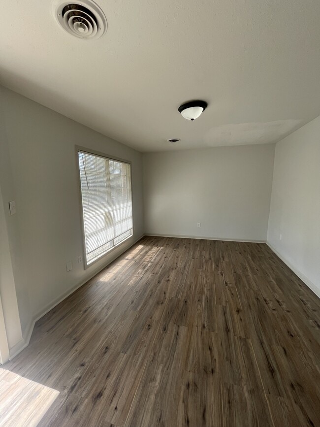 Building Photo - 1422 Wooddell Dr
