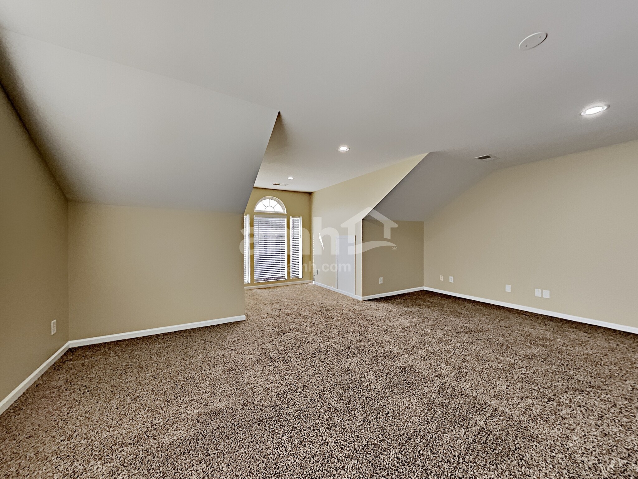 Building Photo - 1048 Oakhall Dr