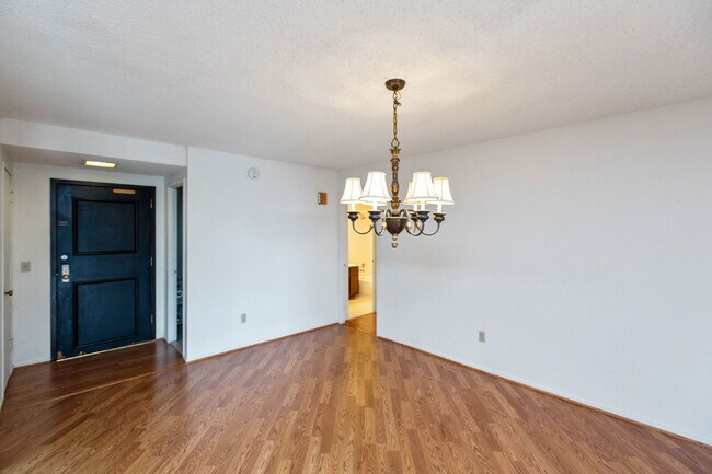 Building Photo - Amazing Opportunity to Rent this well Main...