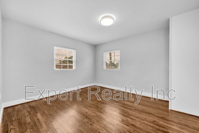 Building Photo - 546 55th St