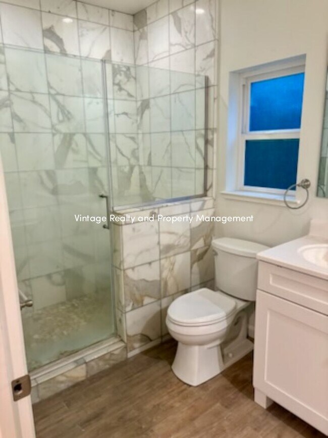 Building Photo - Back On The Rental Market Great Single Story Three Bedroom Home!!!