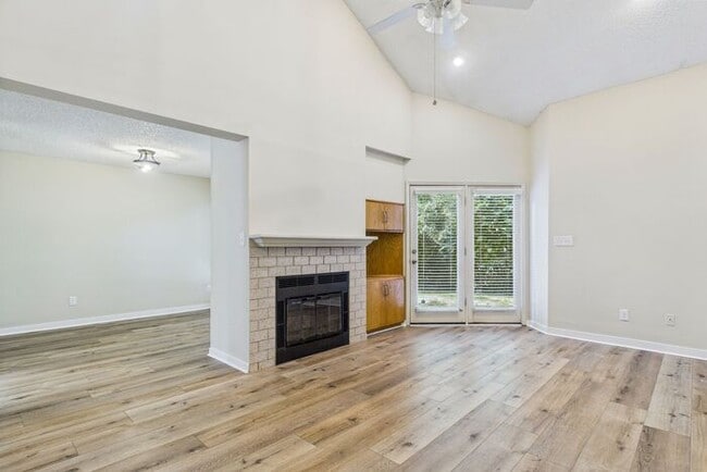 Building Photo - Charming 3-Bedroom Townhome in Sunset Woods