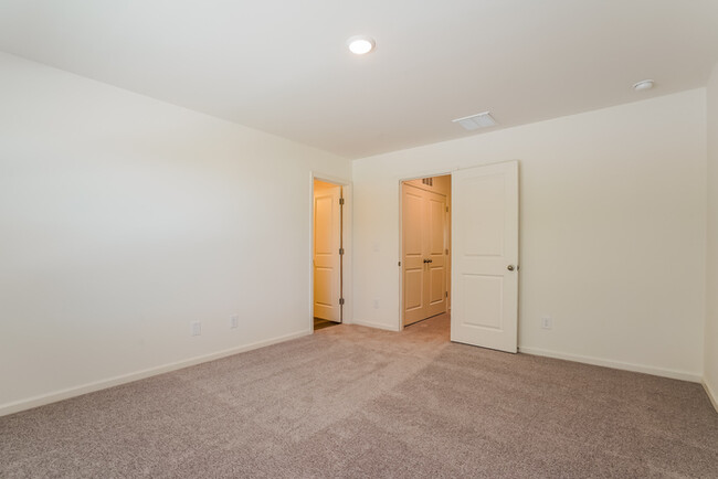 Building Photo - Fantastic 3bd/2ba home! Let yourself in!