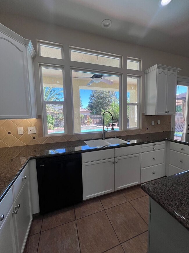 Building Photo - Charming 3 bedroom 2.5 bath!