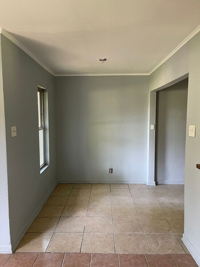 Building Photo - 405 W 76th St