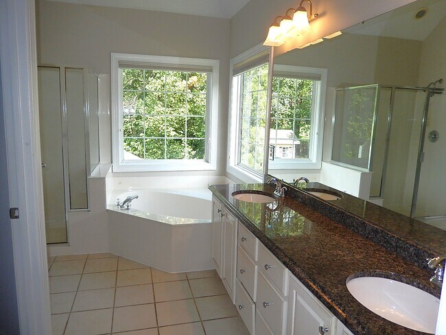 Building Photo - 10612 River Forest Dr