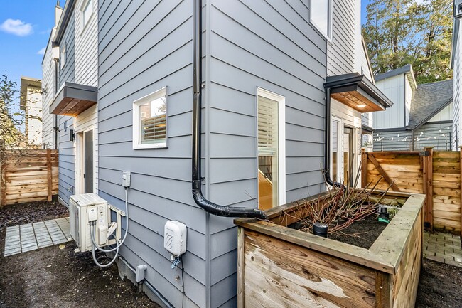 Building Photo - 1040 S Donovan St