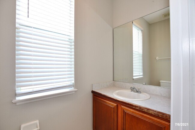 Building Photo - Gorgeous 4/2.5 Home with a 2 Car Garage Lo...