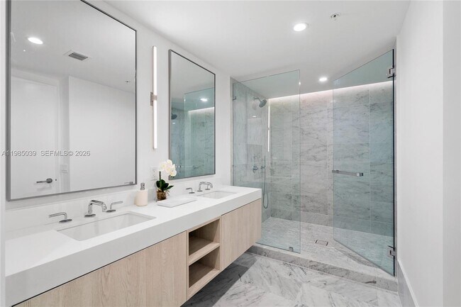 Building Photo - 9201 E Bay Harbor Dr