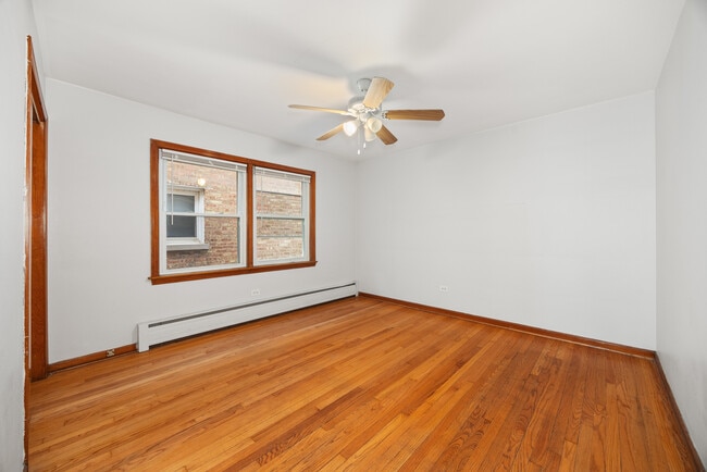 Building Photo - 5748 W Montrose Ave