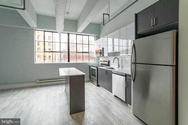 Building Photo - 412 S 13th St