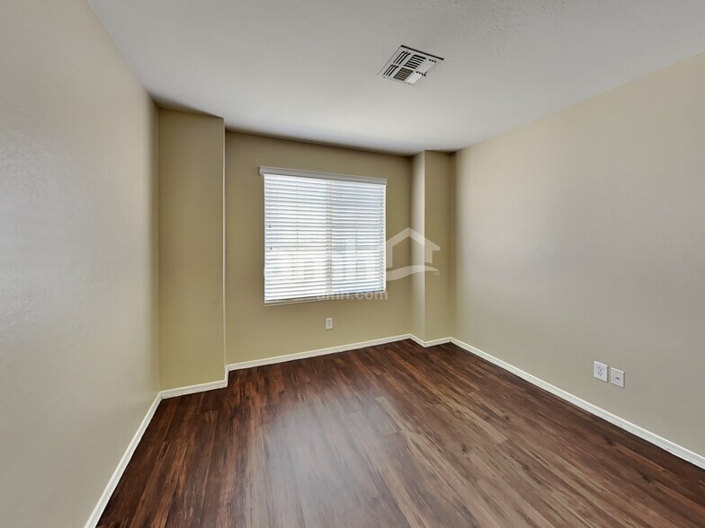 Building Photo - 11967 W Granada Rd