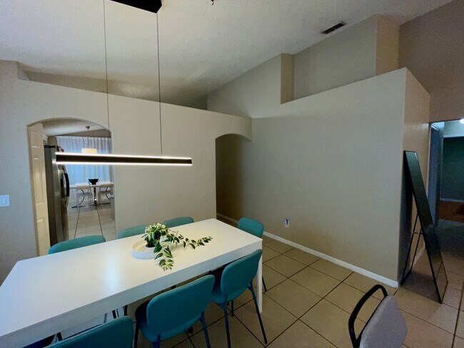 Building Photo - Modern 4-Bed, 2-Bath Solar-Powered Home Near UCF