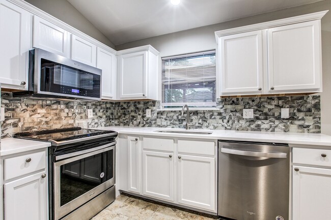 Primary Photo - Remodeled single story 4 bedroom - Beautif...