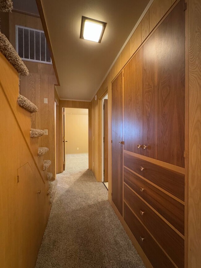 Building Photo - Expansive Updated Home with Creek Views & Prime Location