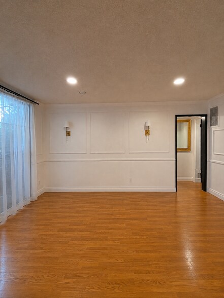 Building Photo - 5429 Newcastle Ave