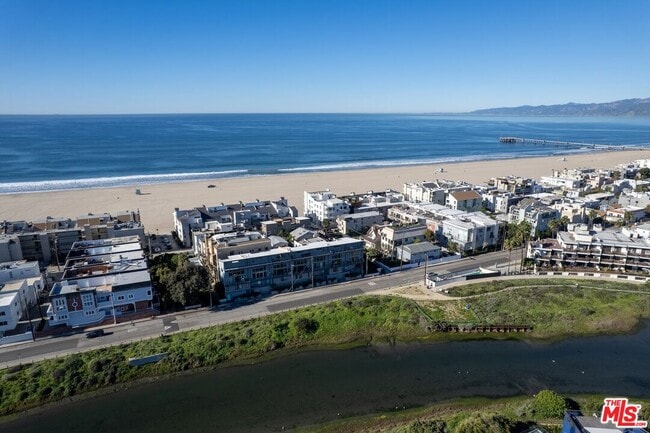 Building Photo - 20 Ketch St