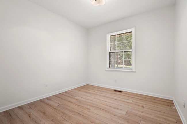 Building Photo - 1006 Willowdale Dr