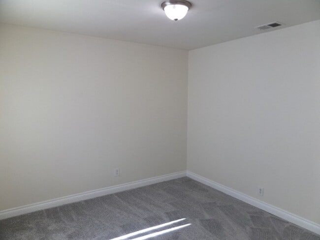 Building Photo - 3 Bedroom-2 Bathroom Single Story Home in ...