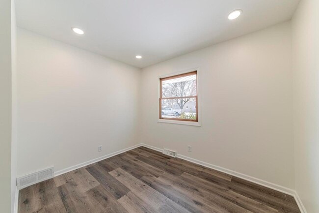 Building Photo - 1008 S 10th Ave