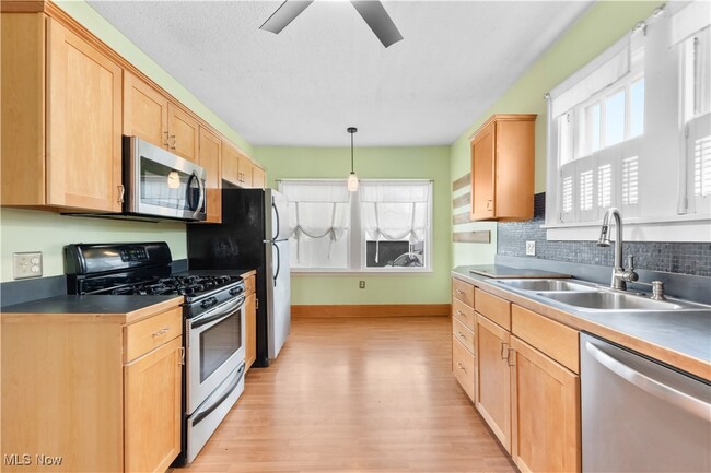 Building Photo - 2580 Whitelaw St