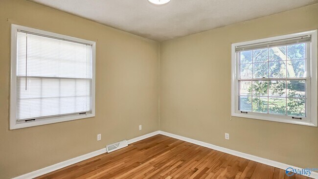 Building Photo - 712 Larry Dr