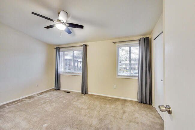 Building Photo - COMING SOON - Updated 3+2.5 End Unit w/ 2 PARKING SPACES