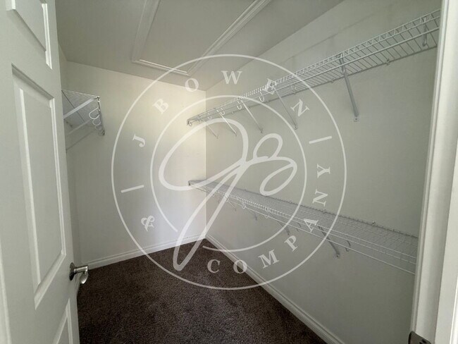 Building Photo - "Charming 2-Bed Condo with Fireplace & Scenic Views on Fox Cove Dr, Perrysburg!"