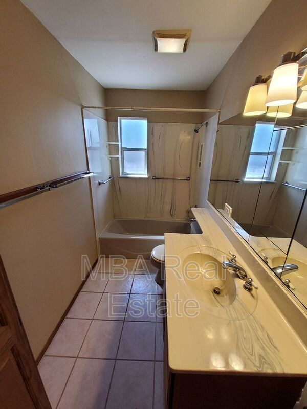 Building Photo - 2225 E Glenrosa Ave